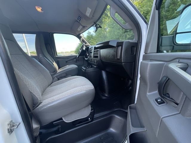 2023 Chevrolet Express Passenger 3500 1LS