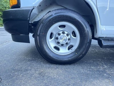 2023 Chevrolet Express Passenger 3500 1LS
