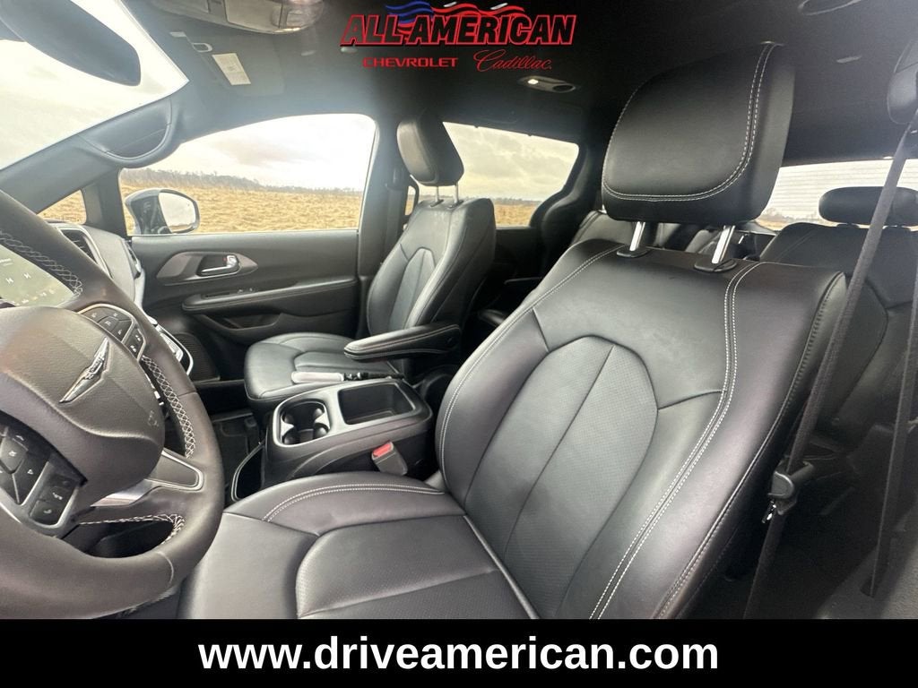 2025 Chrysler Pacifica Select