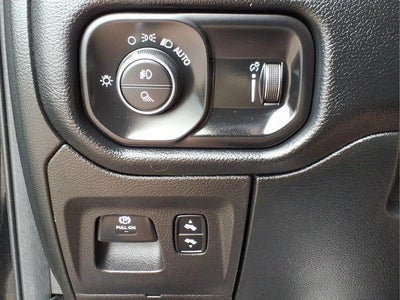 2020 RAM 1500 Big Horn Crew Cab 4x4 5'7" Box