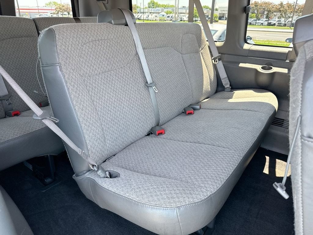 2022 Chevrolet Express Passenger 2500 1LT