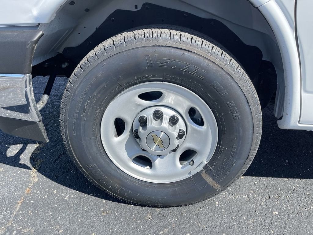 2025 Chevrolet Express Cargo WT