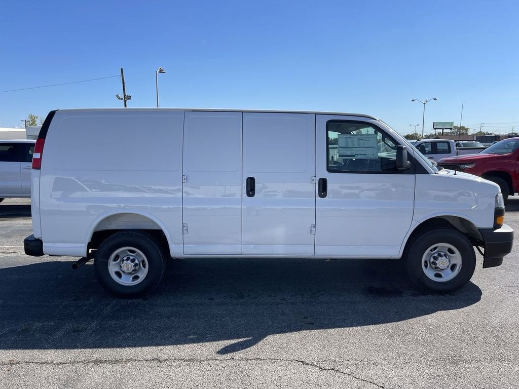 2025 Chevrolet Express Cargo WT